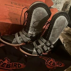 Worn 1 time  very  nice name brand stylish boots with zipper in the back